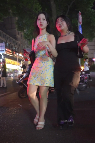 (BC-B-035)清凉露背吊带裙美女..路边等车被CD粉色NK